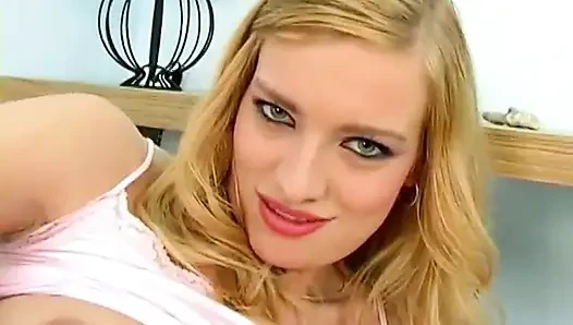 Seksi Margarite koltukta pembe amına oyuncağını alıyor