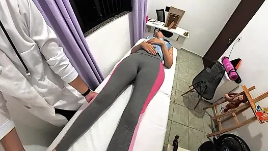 Ortopedik doktor hastanın kıyafetlerini çıkarıyor ve yüzüne boşalıyor