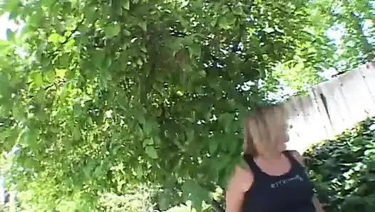 Edepsiz büyük memeli fahişeler zevkin için poz atıyor