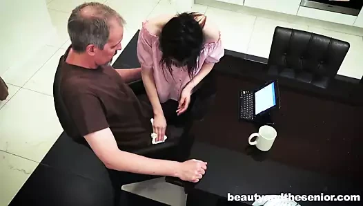 Masum genç vera baştan ona eski kıdemli komşu steve