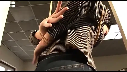 Steffi ipte sıkıca sarkıyor