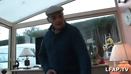 Mature se fait prendre par un jeune et un vieux