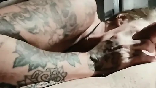 Seksi esmer mastürbasyon yapmayı seviyor