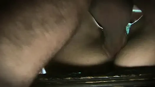 Güzel kızlar bu azgın adamla deney yapıyor ve sikişiyor