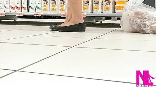 Conad mağazasında siyah dairelerde ayakla oynama ve yüzme