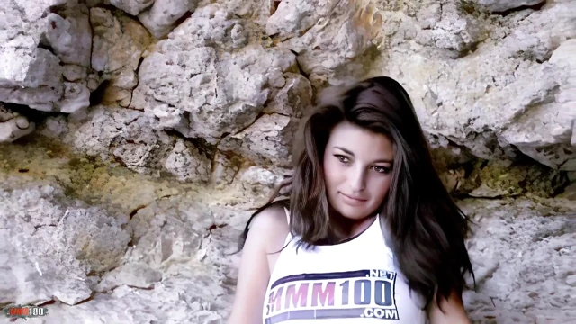 Genç Fransız kız Carla mmm100 tişörtüyle filme alındı