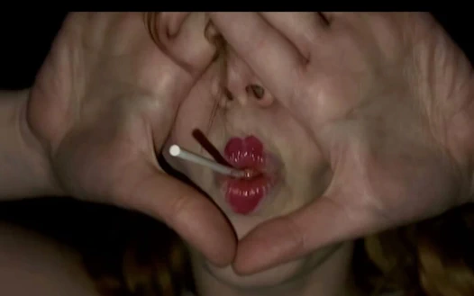 Üvey babam bana muayene yapıyor işememi sağlıyor ve iki kez boşalıyor