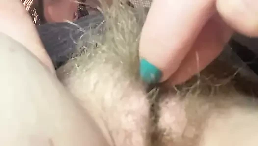 Birkaç kıl tutarken beni kesinlikle sikiyor! İşte bu yüzden asla tıraş olamıyacağım!