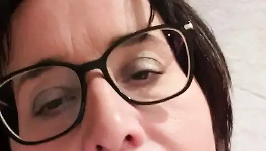 Julie elektrikle oynuyor ve orgazm oluyor