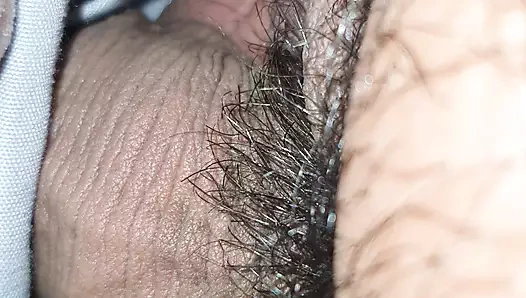 Ereksiyonsuz üvey oğlu çıplak ve eli üvey annesinin büyük götü