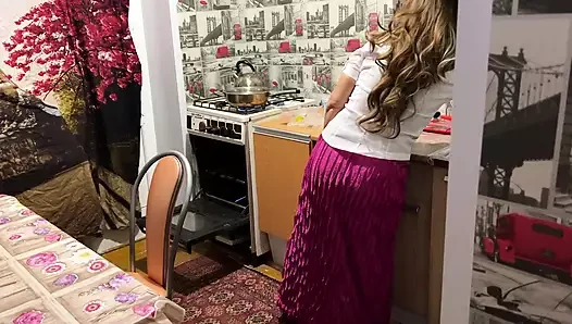 Sert bir penis girer the yumuşak ve sıcak eşek arasında bir milf