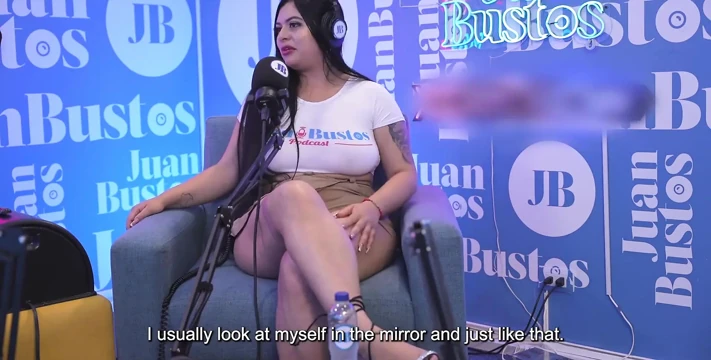 Doğal büyük memeli orta yaşlı seksi kadın Antonella Jones ateşli bir podcast'te büyük zenci yarağıyla sikişiyor
