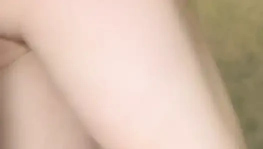 Yıpranmış kremsi külot muayenesi, duşta külota işiyor - küçük memeler oynuyor