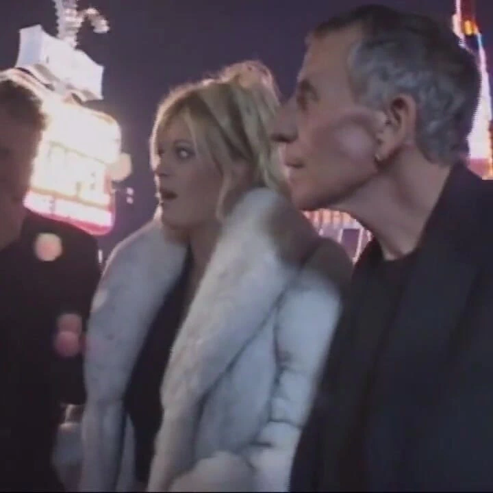 Genç sarışın edepsiz yaşlı bir adam tarafından sikilmeyi seviyor