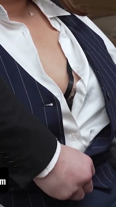 Şok olmuş üvey anne kızının okul arkadaşlarına porno ve yetişkin mal sattığını öğreniyor | Klip 1