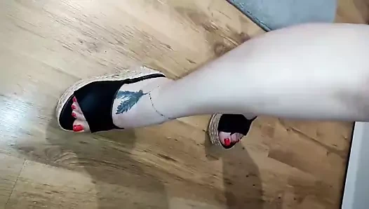 Sahibe seksi bacaklarıyla baştan çıkarıyor