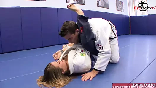 Esmer kolej kız ile mükemmel memeler istiyor bir yüz