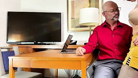 Orta yaşlı seksi kadın röportaj için sikiliyor ve emiyor işi aldım