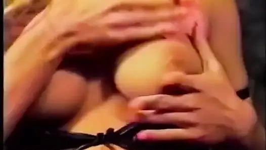 Lateks elbiseli seksi büyük memeli sarışın mastürbasyon yapıyor, dildo sikiliyor