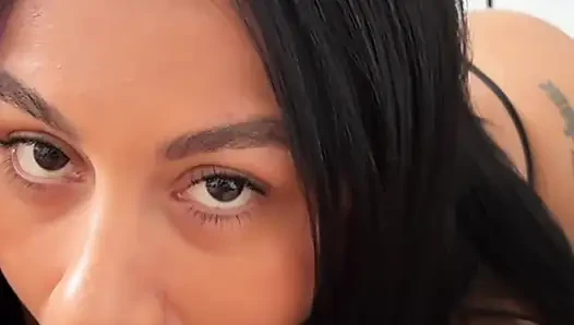 Ağzımı sik dedi - seksi esmer büyük yarağı bütün olarak yutuyor ve bakış açısıyla aşırı göt yalıyor