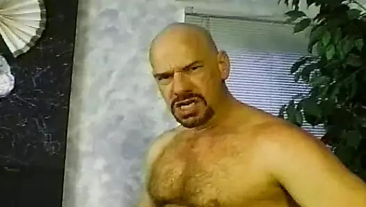 İç çamaşırlı harika sürtükler üçlü seks yapıyor