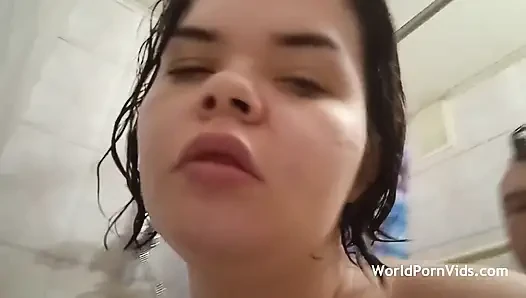Tombul bir kız banyoda erkeğini emiyor ve sikiyor