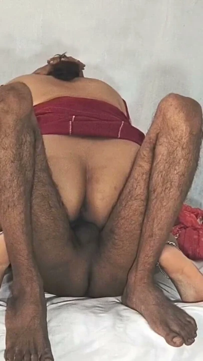 Desi bhabhi kırmızı elbisesiyle ters ilişki pozisyonunda biniyor ve misyoner pozisyonunda sikiliyor, tüylü amına boşalınıyor | Klip 1