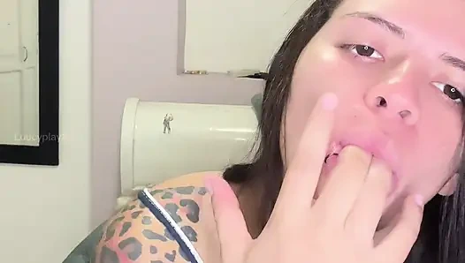 Kremsi ve tıraşlı totito ile seninle edepsizce konuşmak ve mastürbasyon yapmak isteyerek lezzetli dans ediyorum