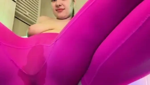 Squirting in the pink leggings