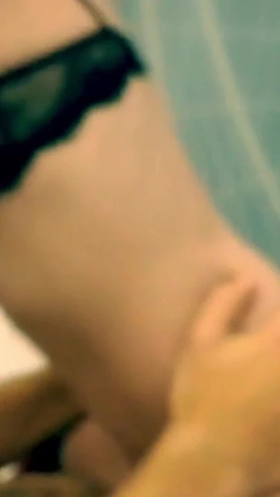 Fahişe evli kadın arkadaşını otel odasında sikiyor | Klip 1