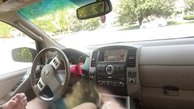 Öğle tatilinde herkesin içinde mastürbasyon yapıyor ve boşalıyorum