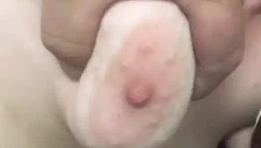 Sarkık göğüsleri sikişirken sallanıyor.