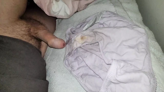 Külotla mastürbasyon yapıyor