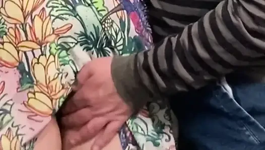 Bu kız herkesin içinde amını ovmama izin veriyor