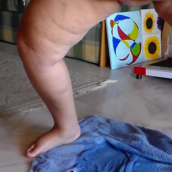 Jen oturma odasında havluya işiyor