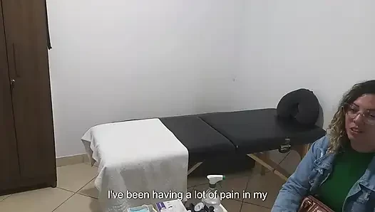 Gerçek doktor hastanın götünü ve göğüslerini muayene ediyor.