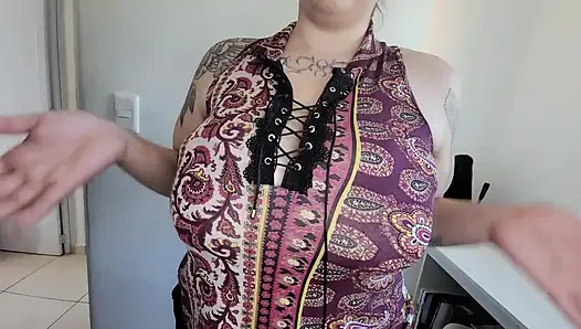 İri göğüslü kadın seni markete bakarken yakaladı