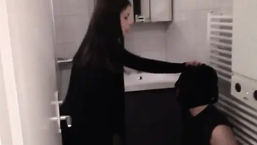 Tanrıça Gloria kölesini tokatlıyor