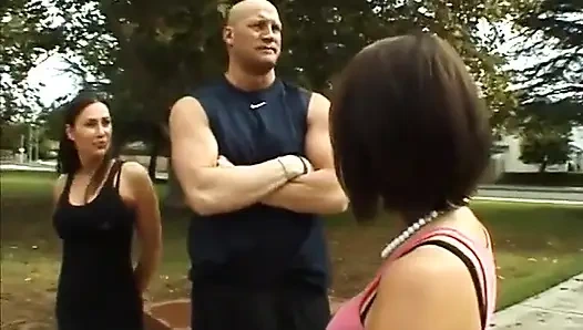 Çarpıcı sportif orta yaşlı seksi kadın büyük yarağı güzel bir genç kaltakla paylaşıyor