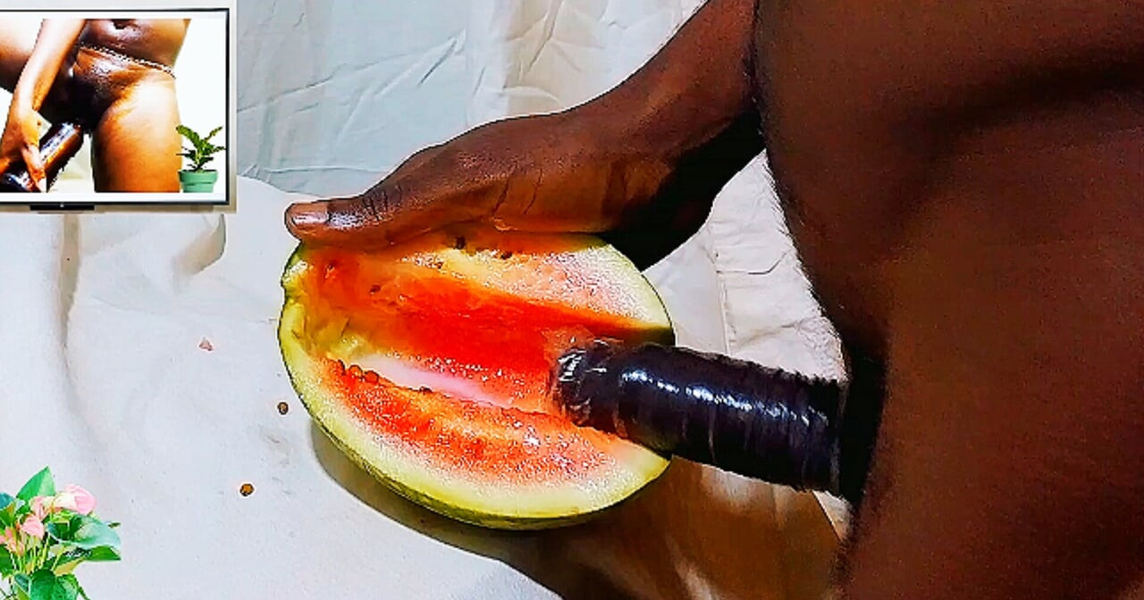 Erkek mastürbasyon pornosu ıslak amcık olarak tatlı karpuz kullanıyor. Boşalana kadar kadın ateşli amcığını izlerken sikiştim ve zevk aldım