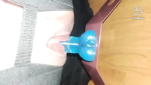 Büyük dildomun üzerinde zıplıyorum
