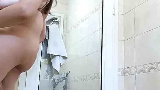 Amcığımı tıraşın ikinci kısmı ve banyoda duş al!