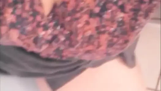 Tanrıça amcığım tuvalette işiyor