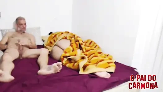Üvey kızım poposunu dışarı çıkardı, ben penisini uzattım