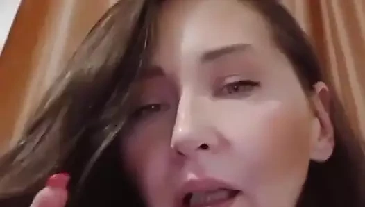 Bu baş ağrısı için büyük özür dilerim, hepinizi çok özledim ve umarım yakında düzenli bir canlı yayında olacağız, biraz yeni