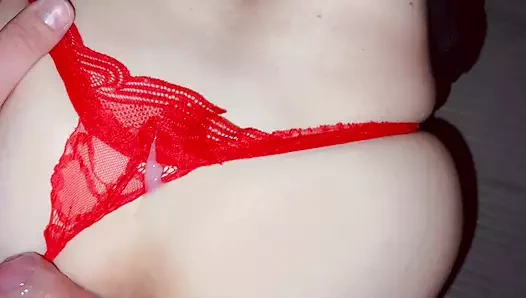 Kırmızı çoraplı üvey annem beni tahrik etti ve ona sokmama izin verdi. Spiu ve kırmızı külotunu hemen bitirdim.