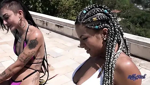 Mibby ve Caroleta ateşli lezbiyen eyleminde!