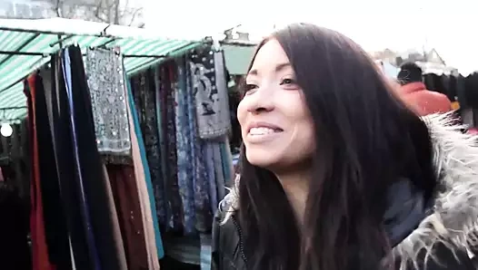 Esmer bebek gia whitechapel pissing açık havada