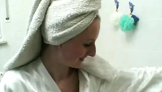 Sarışın hatun yarak emiyor ve sert mor dildoya biniyor