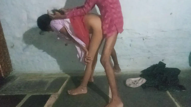 Alman anne edepsiz tina büyük yaraklı büyük zenci yarağı ve gırtlağına kadar alıyor adam Rus kıza nüfuz etmek için yaşlı pikap şemasını istismar ediyor